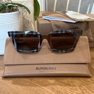 Burberry Briar Nova Check Sunglasses 🕶️